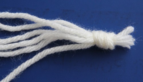 Blog-Inhaltsbild für 'Kostenlose Häkelanleitung: Kissen mit Fransen aus Wollresten - für Häkelanfänger geeignet'