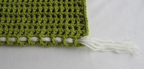 Blog-Inhaltsbild für 'Kostenlose Häkelanleitung: Kissen mit Fransen aus Wollresten - für Häkelanfänger geeignet'