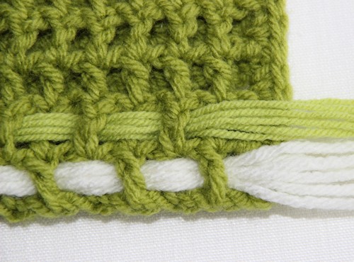 Blog-Inhaltsbild für 'Kostenlose Häkelanleitung: Kissen mit Fransen aus Wollresten - für Häkelanfänger geeignet'