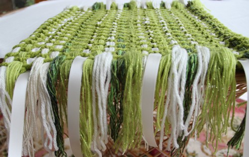 Blog-Inhaltsbild für 'Kostenlose Häkelanleitung: Kissen mit Fransen aus Wollresten - für Häkelanfänger geeignet'