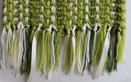 Blog-Inhaltsbild für 'Kostenlose Häkelanleitung: Kissen mit Fransen aus Wollresten - für Häkelanfänger geeignet'