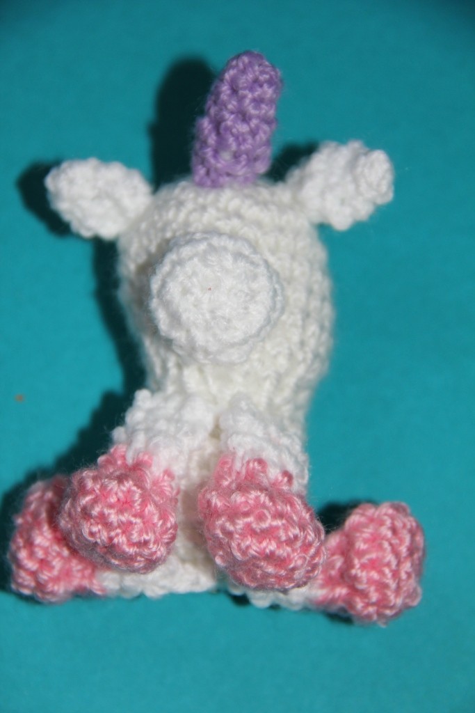 Blog-Inhaltsbild für 'Kostenlose Häkelanleitung - Kleines Einhorn als  Schlüsselanhänger oder Taschenbaumler'