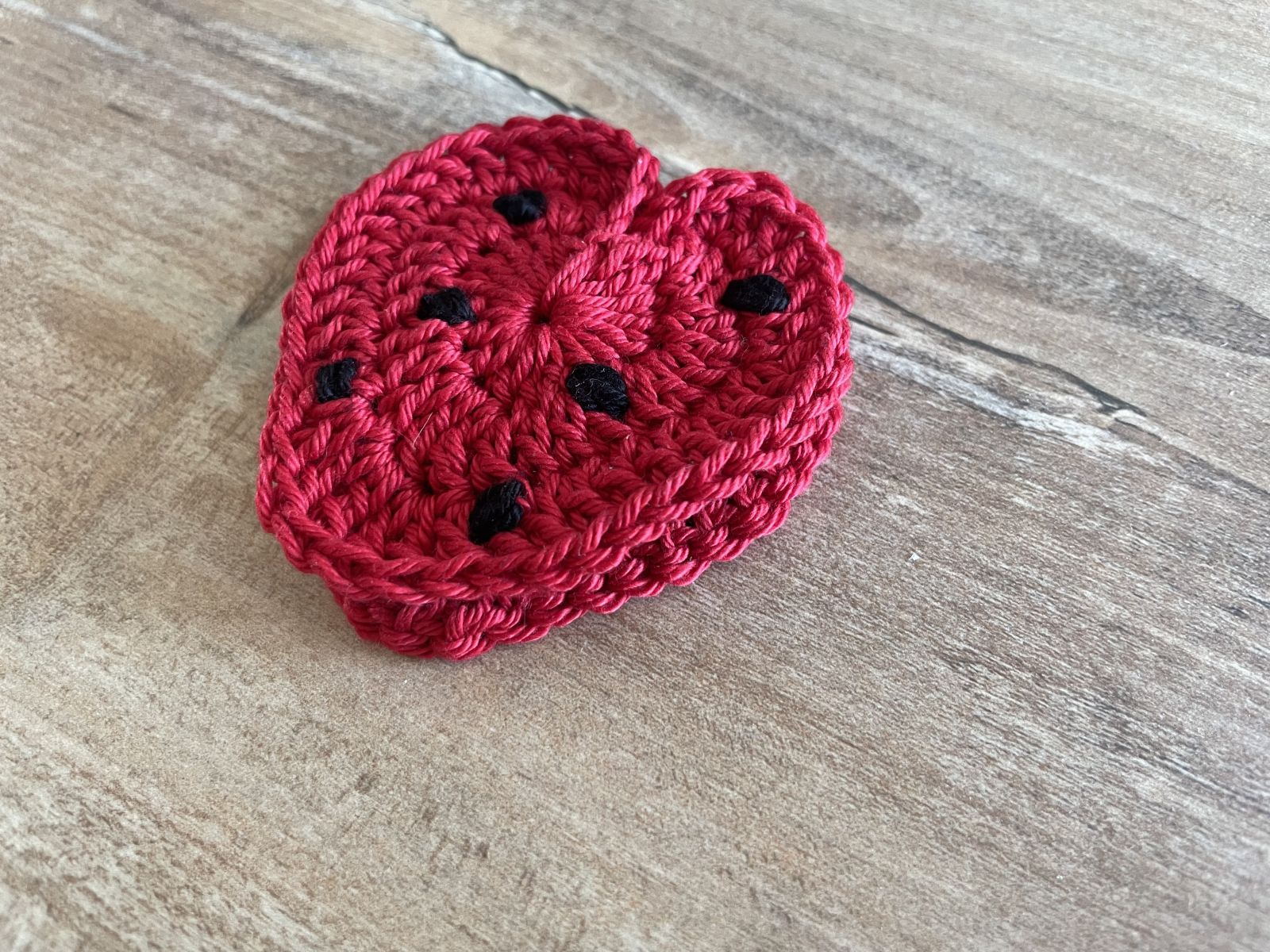 Blog-Inhaltsbild für 'Häkelspaß für die ganze Familie: kostenfreie Anleitung für Marienkäfer für Fenster und Memory'