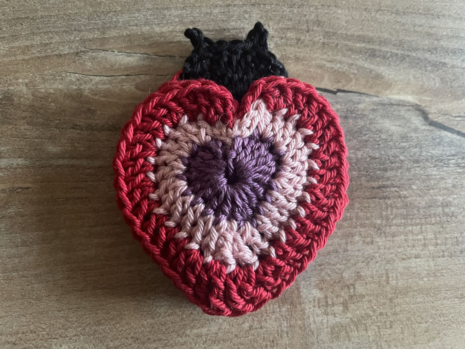 Blog content image for 'Crochet fun for the whole family: free instructions for ladybugs for windows and memory game'