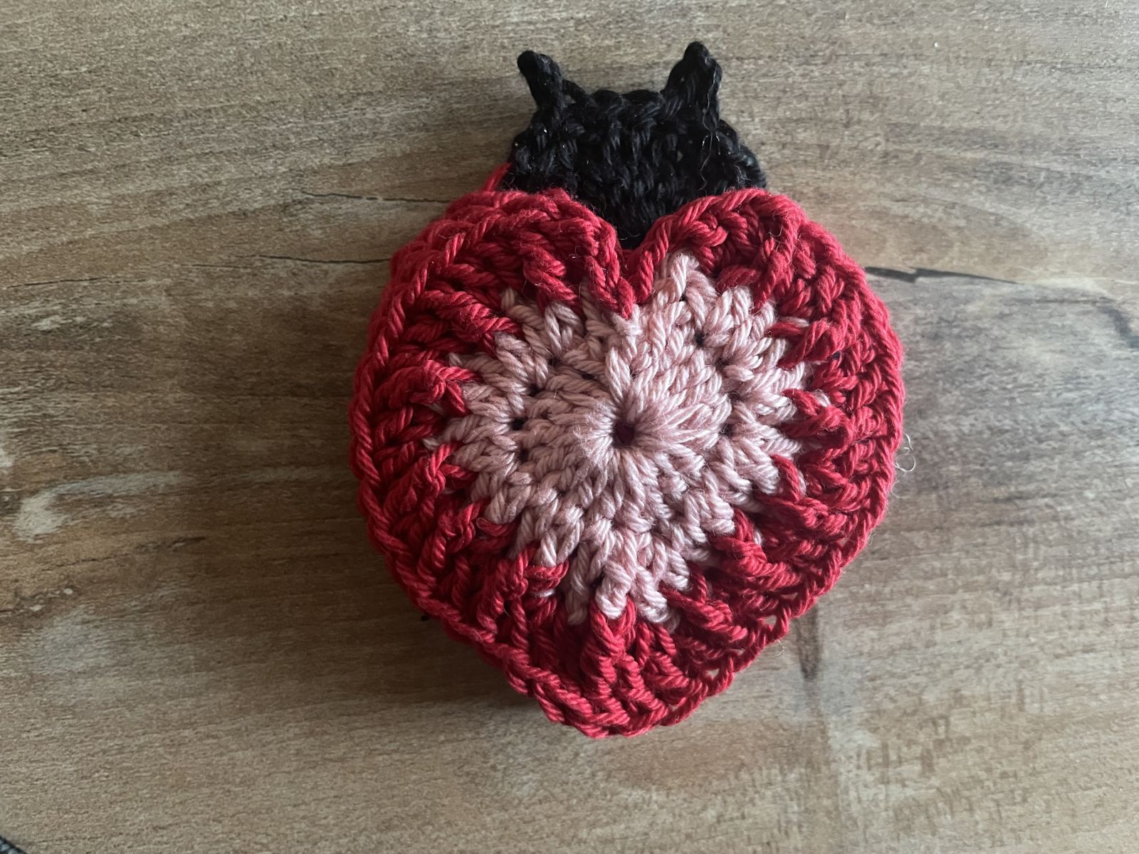 Blog content image for 'Crochet fun for the whole family: free instructions for ladybugs for windows and memory game'