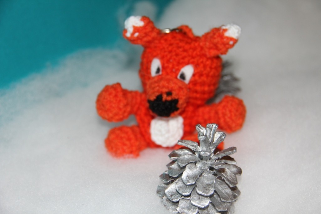 Blog-Inhaltsbild für 'Kostenlose Häkelanleitung - Kleiner Fuchs als Schlüsselanhänger oder Taschenbaumler'