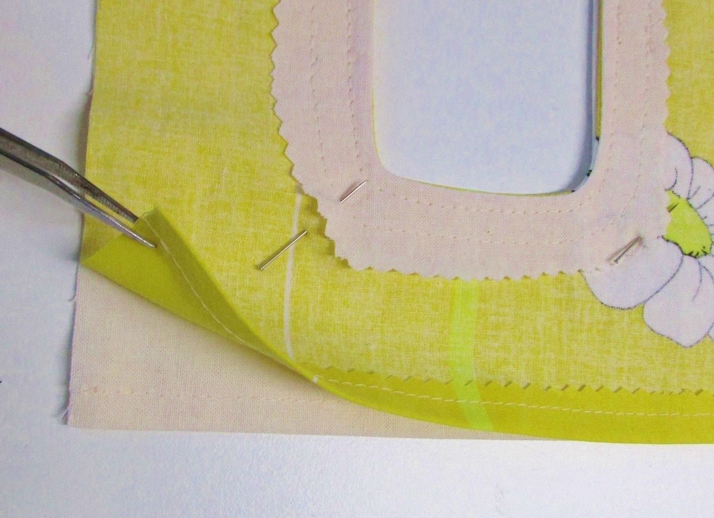 Blog-Inhaltsbild für 'Mund - und Nasen- Maske mit Sicht - Fenster für Gehörlose:  eine Lippenleser - Maske'