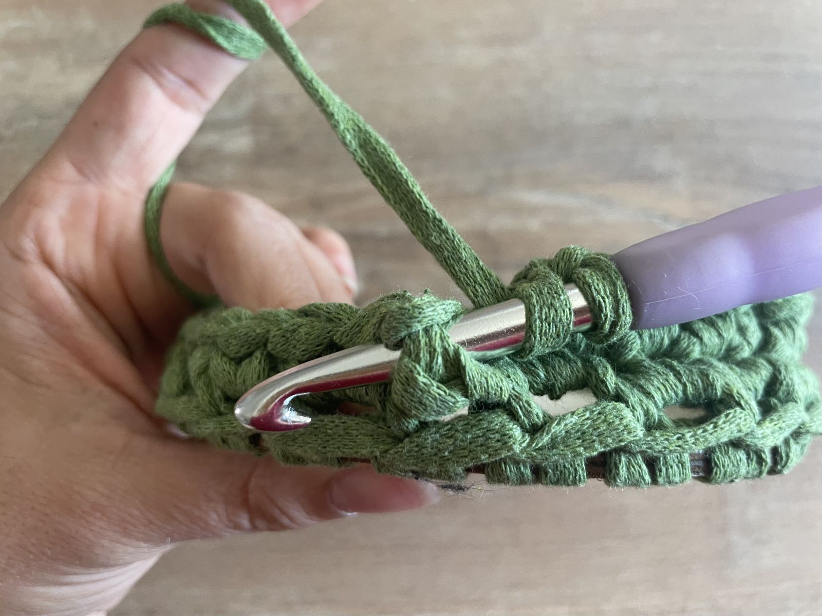 Blog-Inhaltsbild für 'Kreativ in die Schule starten: Kostenfreie Häkelanleitung für einen stylischen Stiftbehälter in Stift-Form!'