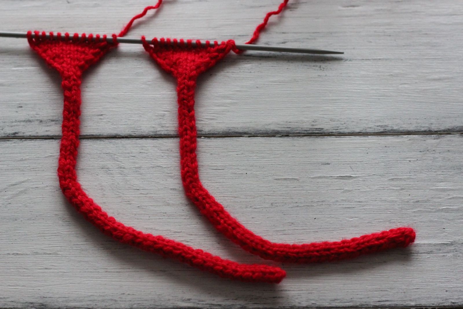 Blog-Inhaltsbild für 'Kostenlose Strickanleitung für Puppenmütze Erdbeer'