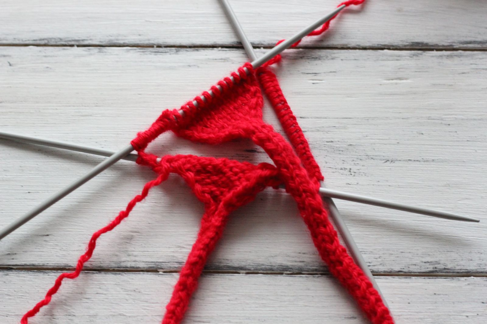 Blog-Inhaltsbild für 'Kostenlose Strickanleitung für Puppenmütze Erdbeer'