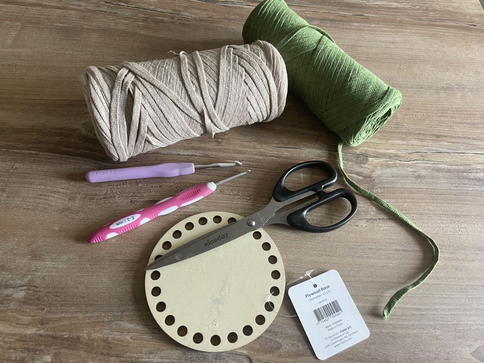 Blog content image for 'Start the School Year Creatively: Free Crochet Pattern for a Stylish Pencil-Shaped Holder!'