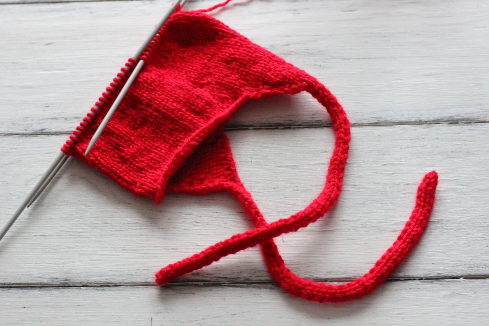 Blog-Inhaltsbild für 'Kostenlose Strickanleitung für Puppenmütze Erdbeer'