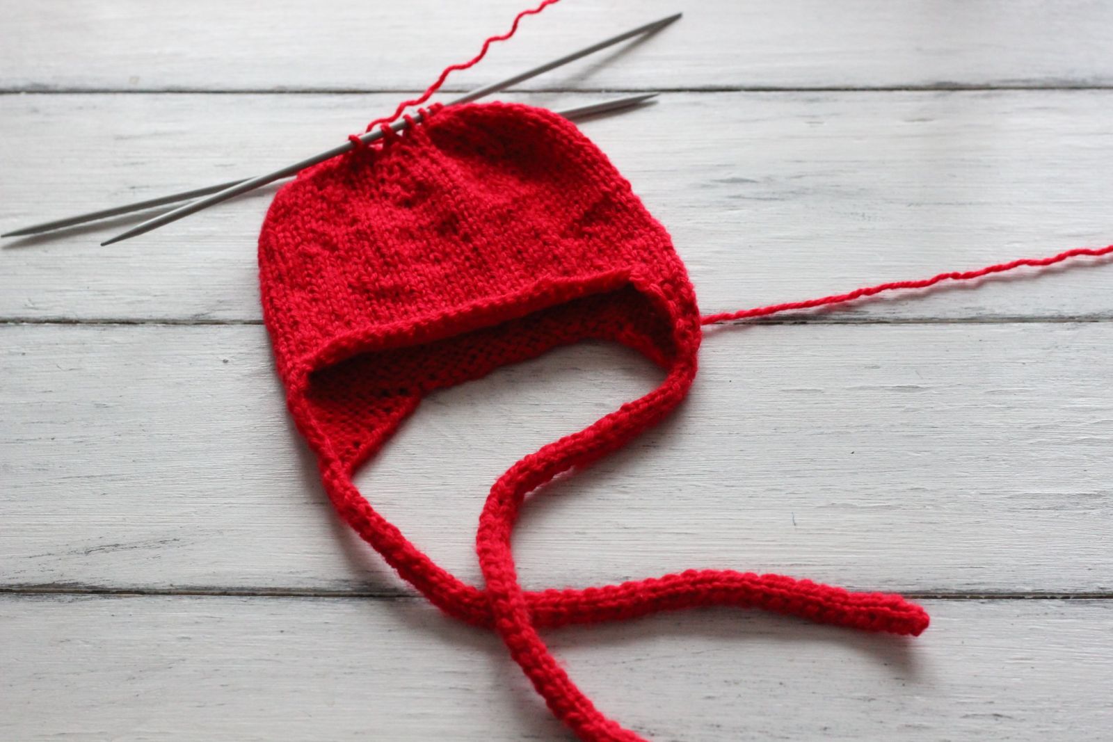 Blog-Inhaltsbild für 'Kostenlose Strickanleitung für Puppenmütze Erdbeer'