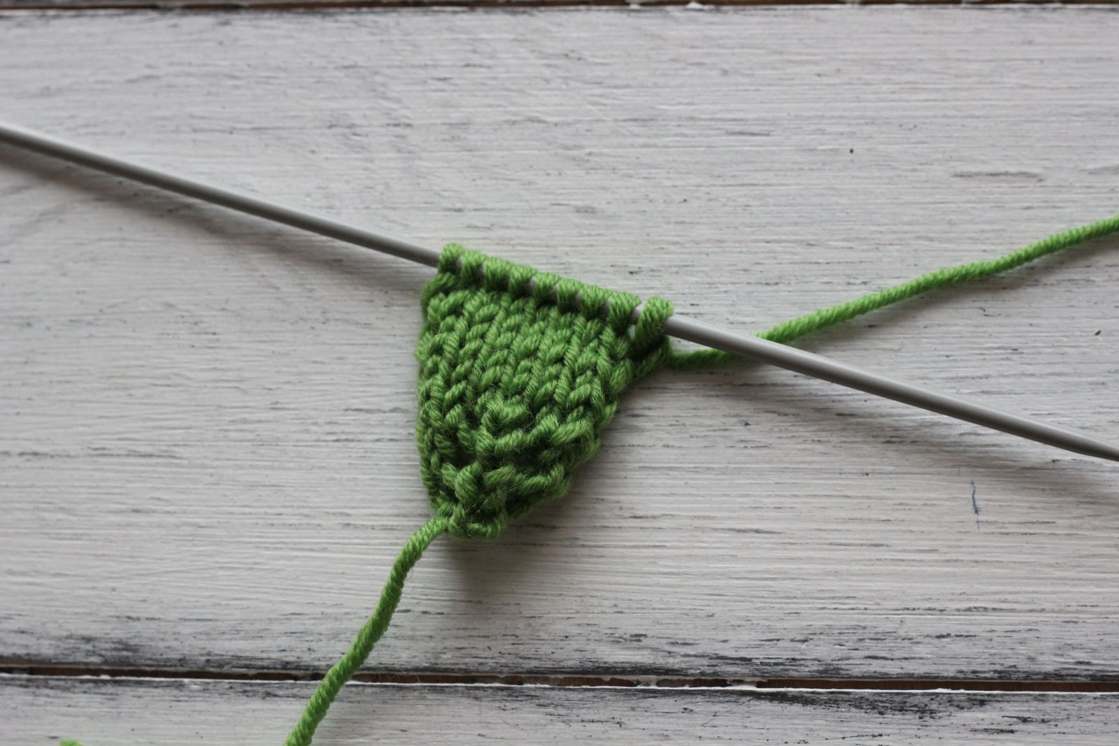 Blog-Inhaltsbild für 'Kostenlose Strickanleitung für Puppenmütze Erdbeer'