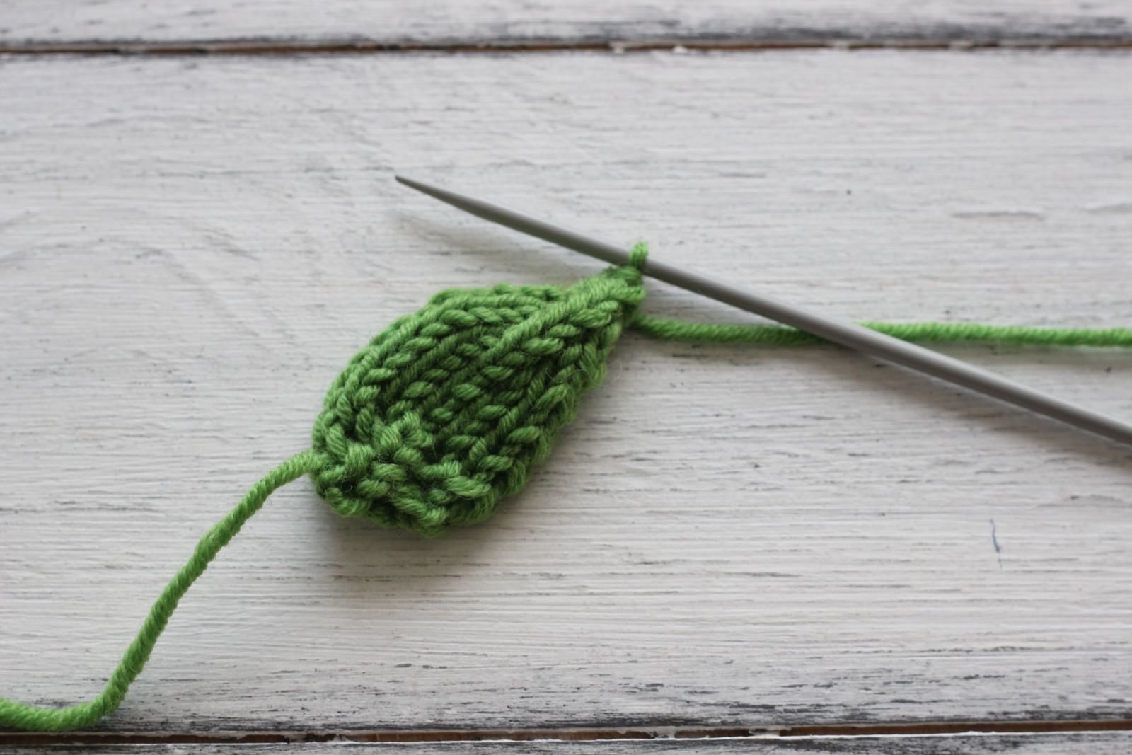 Blog-Inhaltsbild für 'Kostenlose Strickanleitung für Puppenmütze Erdbeer'