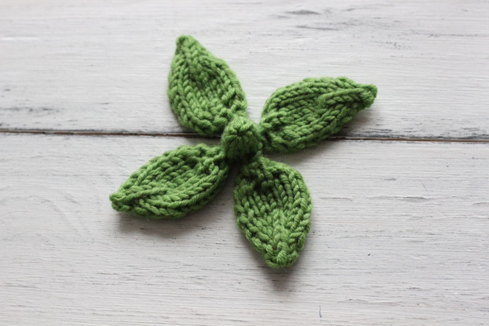 Blog-Inhaltsbild für 'Kostenlose Strickanleitung für Puppenmütze Erdbeer'