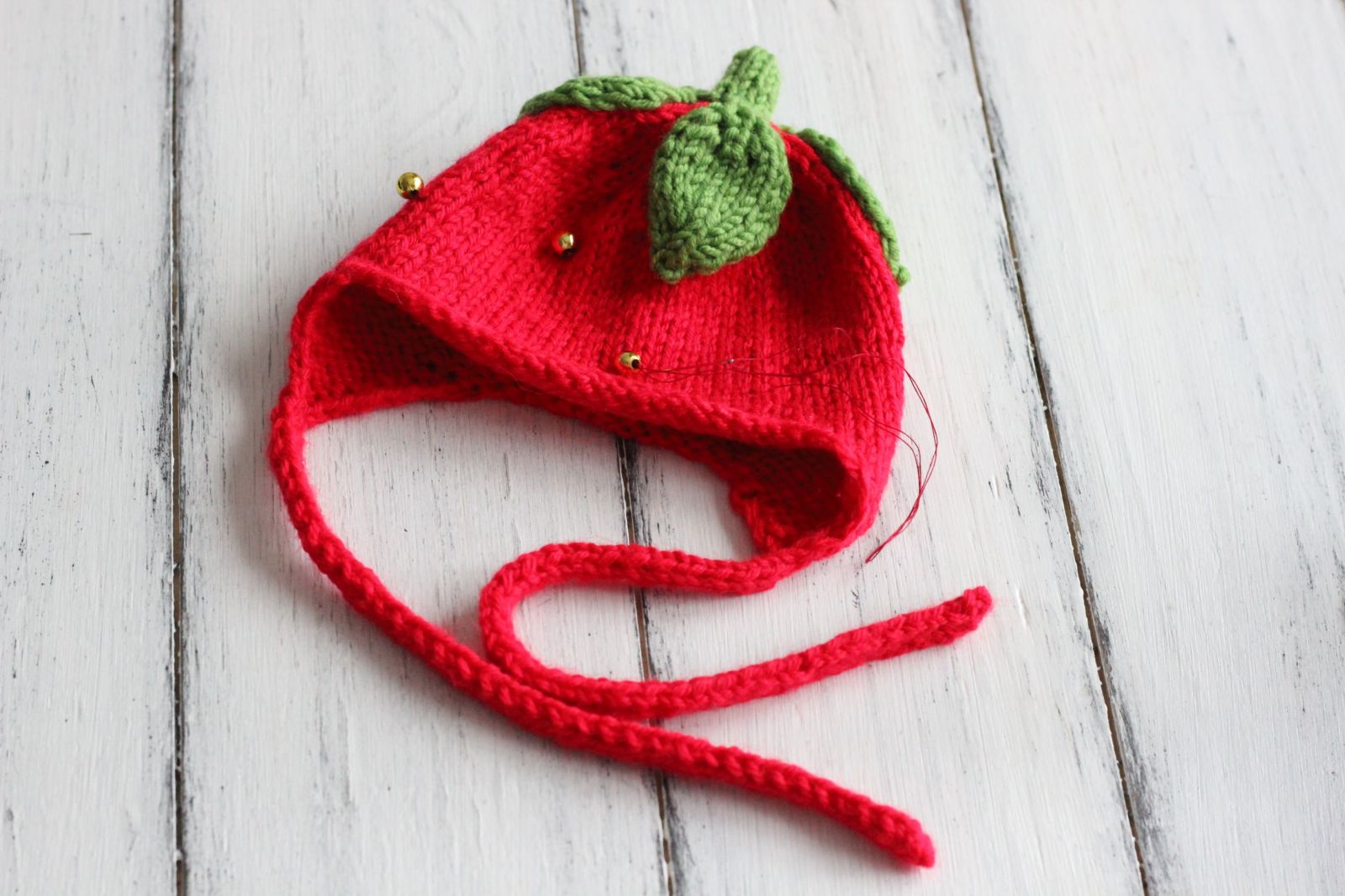 Blog-Inhaltsbild für 'Kostenlose Strickanleitung für Puppenmütze Erdbeer'