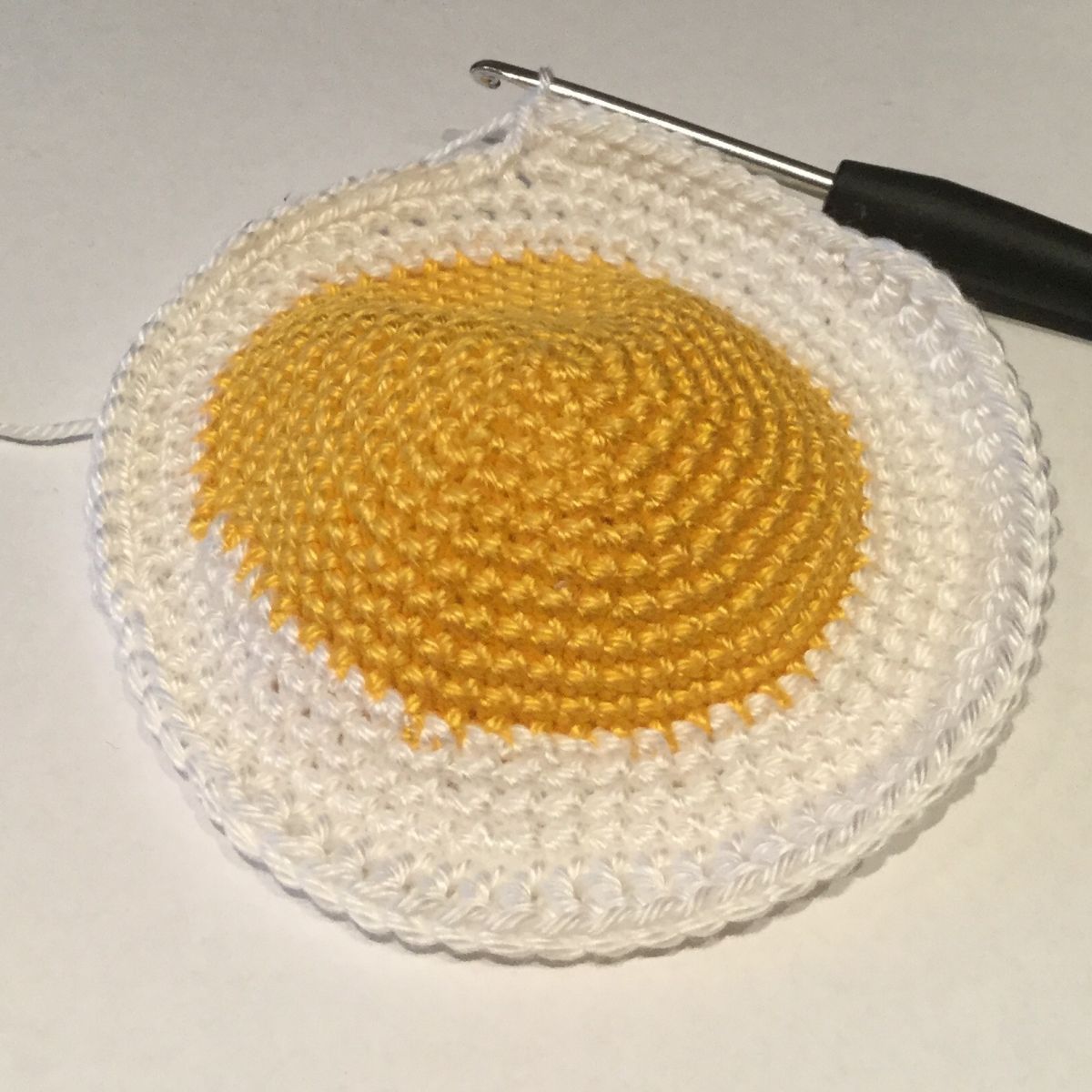 Blog-Inhaltsbild für 'Kostenlose Häkelanleitung für ein Nadelkissen "Spiegelei"'