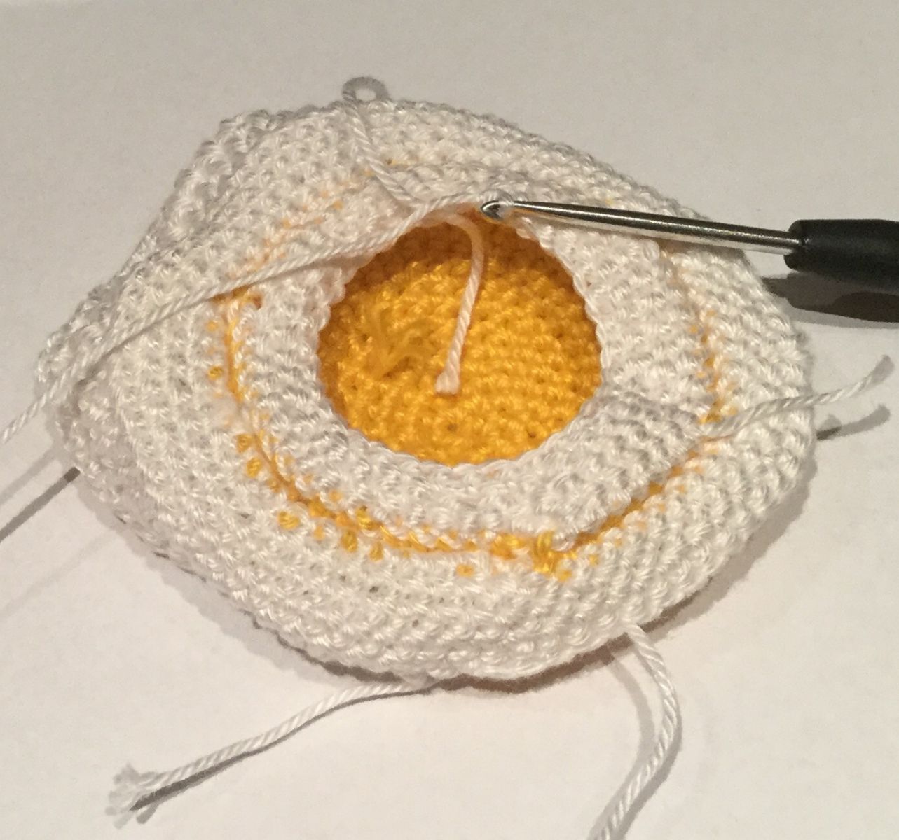 Blog-Inhaltsbild für 'Kostenlose Häkelanleitung für ein Nadelkissen "Spiegelei"'