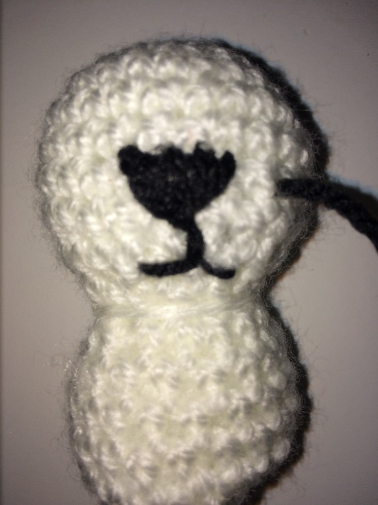 Blog-Inhaltsbild für 'Kostenlose Häkelanleitung - Kleines Kätzchen Schlüsselanhänger Taschenbaumler'