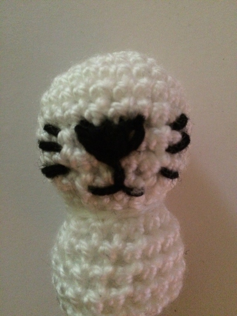 Blog-Inhaltsbild für 'Kostenlose Häkelanleitung - Kleines Kätzchen Schlüsselanhänger Taschenbaumler'