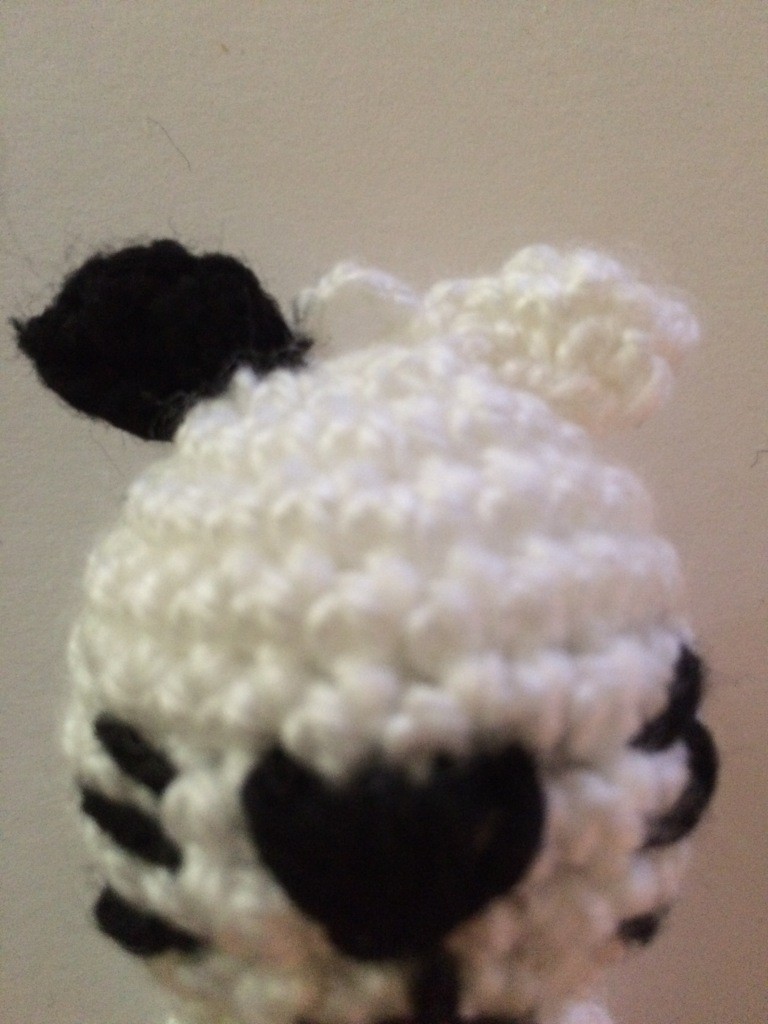 Blog-Inhaltsbild für 'Kostenlose Häkelanleitung - Kleines Kätzchen Schlüsselanhänger Taschenbaumler'