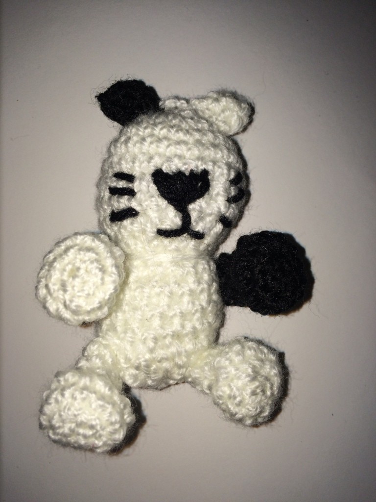 Blog-Inhaltsbild für 'Kostenlose Häkelanleitung - Kleines Kätzchen Schlüsselanhänger Taschenbaumler'