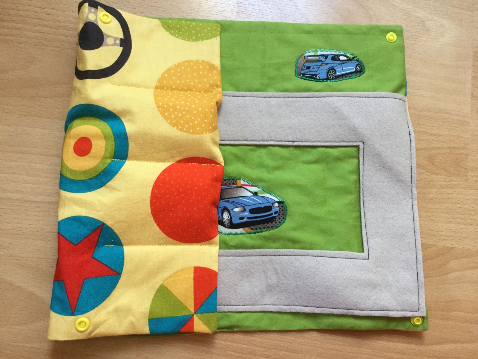 Blog-Inhaltsbild für 'kostenlose Nähanleitung Spielzeuggarage für unterwegs'