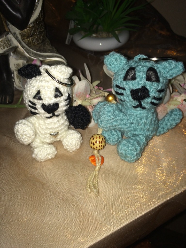 Blog-Inhaltsbild für 'Kostenlose Häkelanleitung - Kleines Kätzchen Schlüsselanhänger Taschenbaumler'