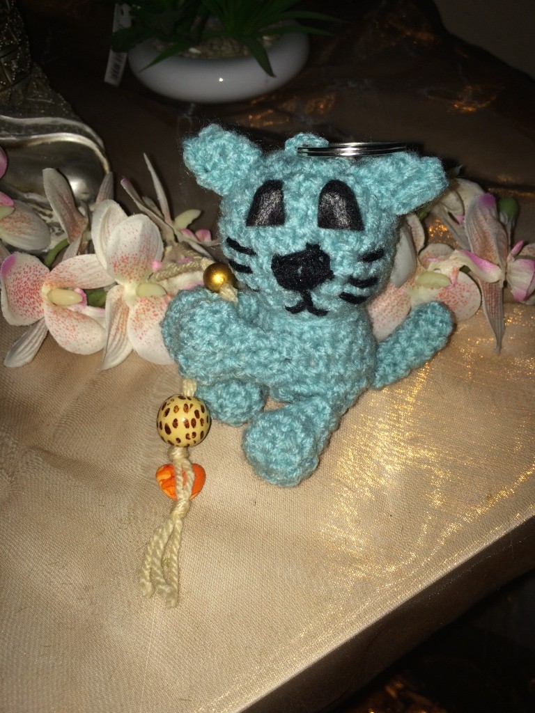 Blog-Inhaltsbild für 'Kostenlose Häkelanleitung - Kleines Kätzchen Schlüsselanhänger Taschenbaumler'