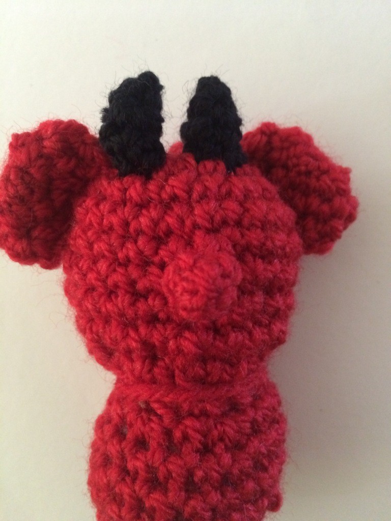 Blog-Inhaltsbild für 'Kostenlose Häkelanleitung -  Kleines Engelchen und Teufelchen - Schlüsselanhänger - Taschenbaumler'