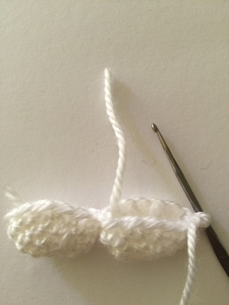 Blog-Inhaltsbild für 'Kostenlose Häkelanleitung - Kleine Engelchenbande - Schlüsselanhänger Taschenbaumler'