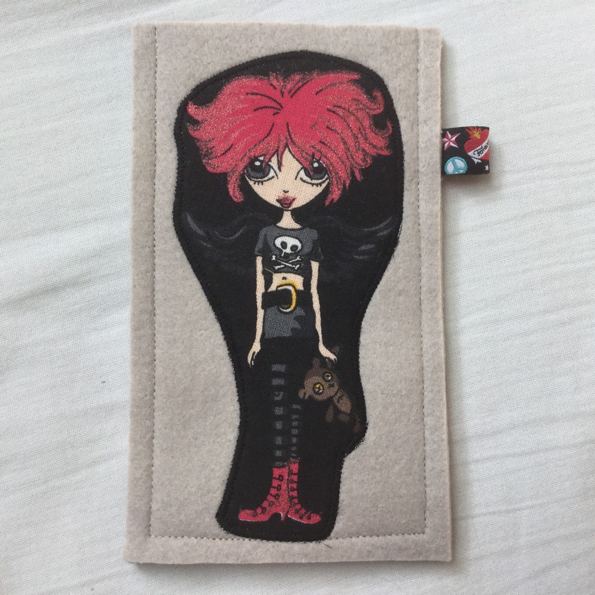 Blog-Inhaltsbild für 'Kostenlose Nähanleitung: easy peasy Handyhülle aus Filz - individualisierbar'