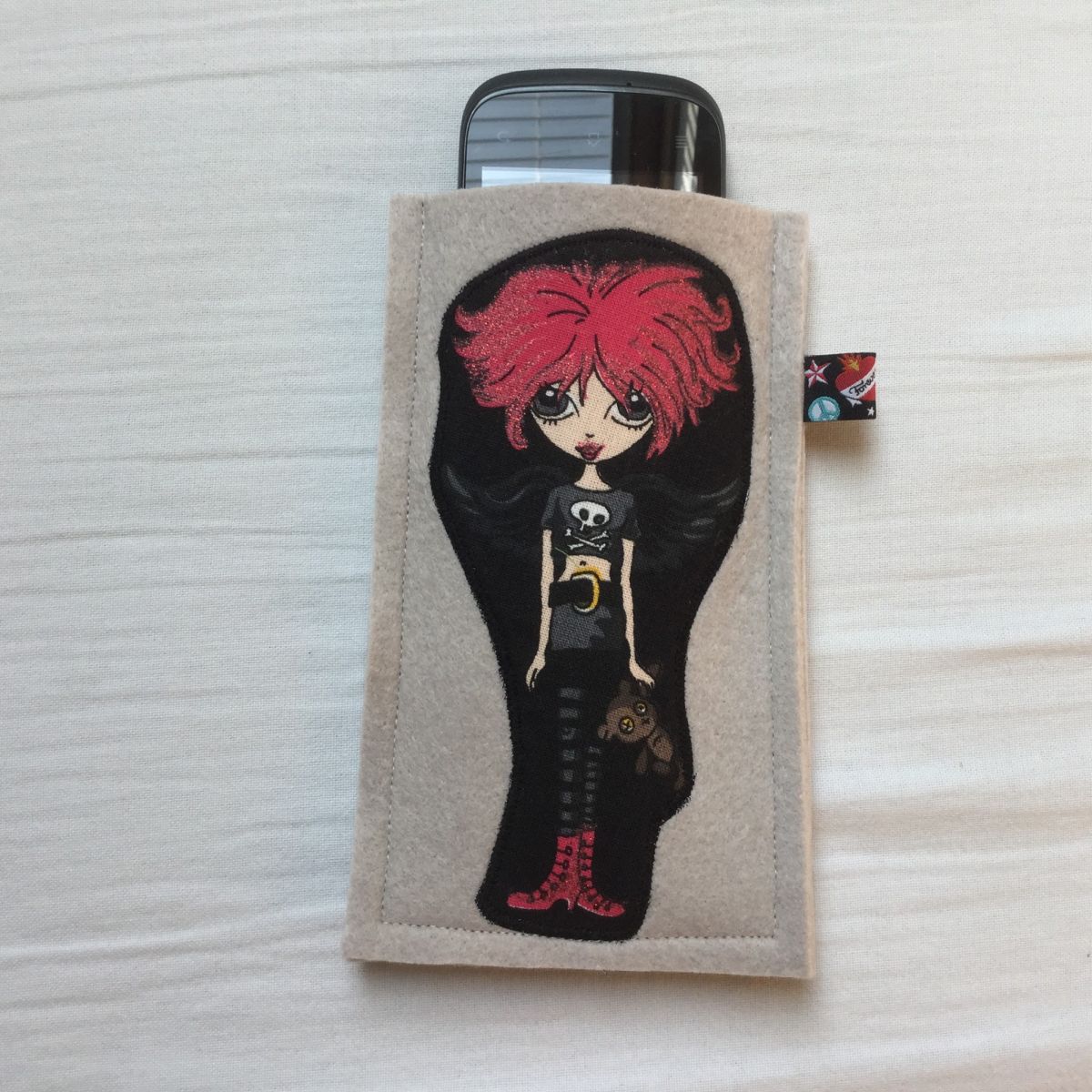 Blog-Inhaltsbild für 'Kostenlose Nähanleitung: easy peasy Handyhülle aus Filz - individualisierbar'