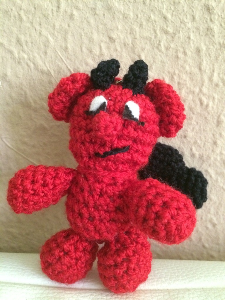 Blog-Inhaltsbild für 'Kostenlose Häkelanleitung -  Kleines Engelchen und Teufelchen - Schlüsselanhänger - Taschenbaumler'