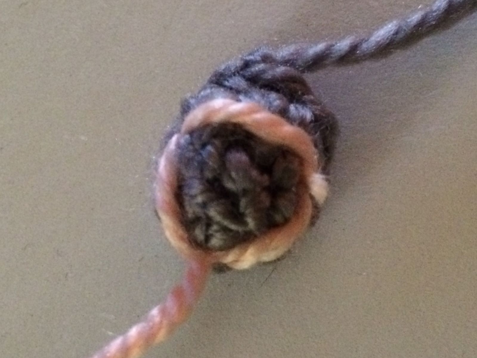 Blog-Inhaltsbild für 'Kostenlose Häkelanleitung - Kleine Engelchenbande - Schlüsselanhänger Taschenbaumler'