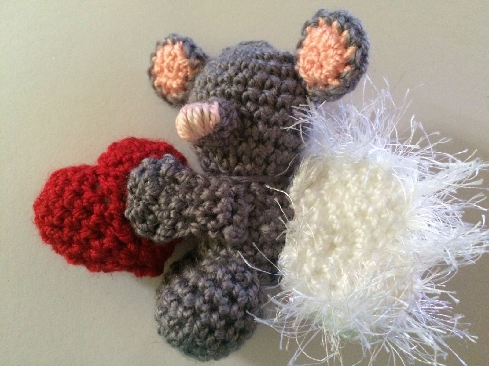 Blog-Inhaltsbild für 'Kostenlose Häkelanleitung - Kleine Engelchenbande - Schlüsselanhänger Taschenbaumler'