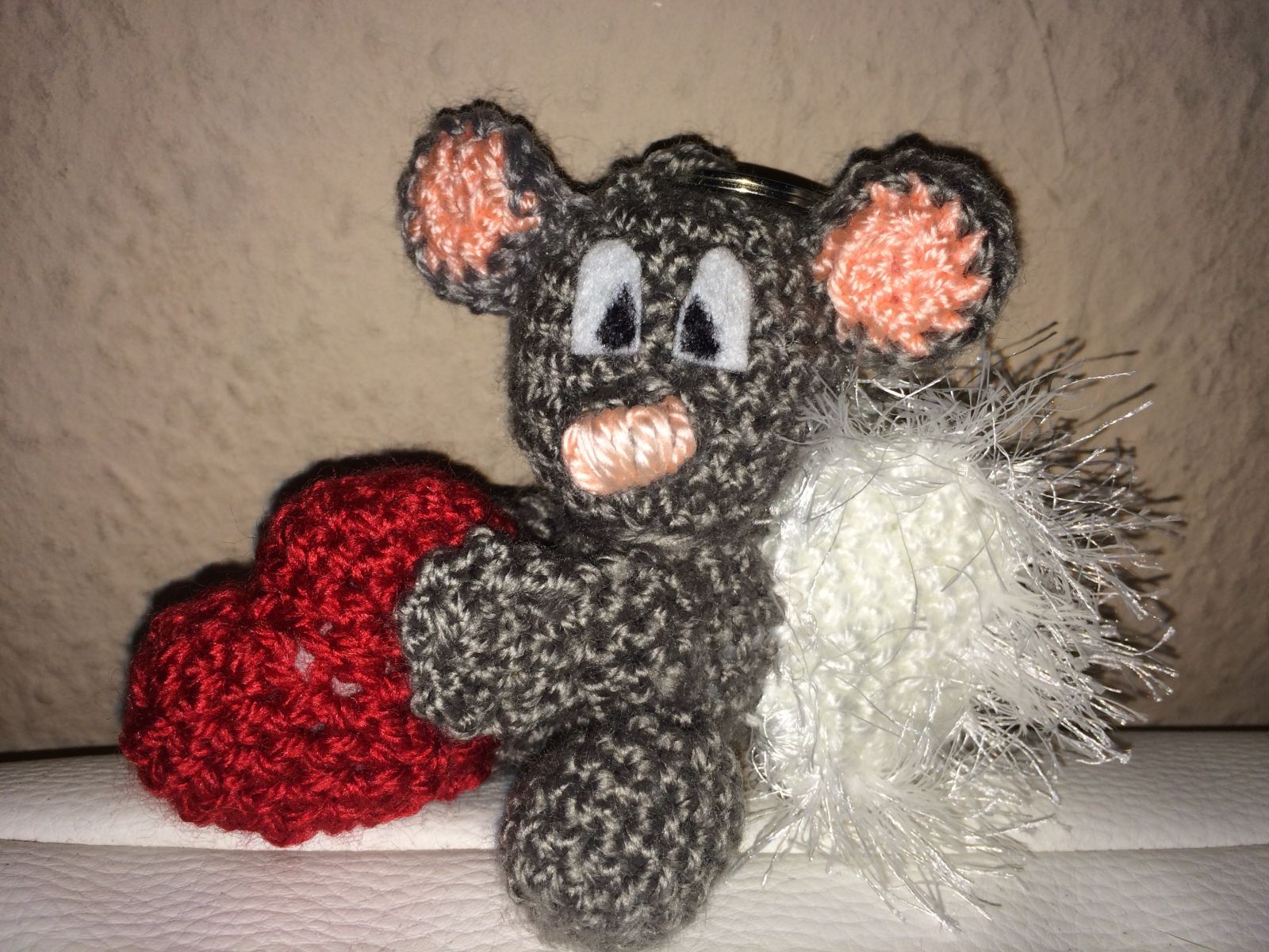 Blog-Inhaltsbild für 'Kostenlose Häkelanleitung - Kleine Engelchenbande - Schlüsselanhänger Taschenbaumler'