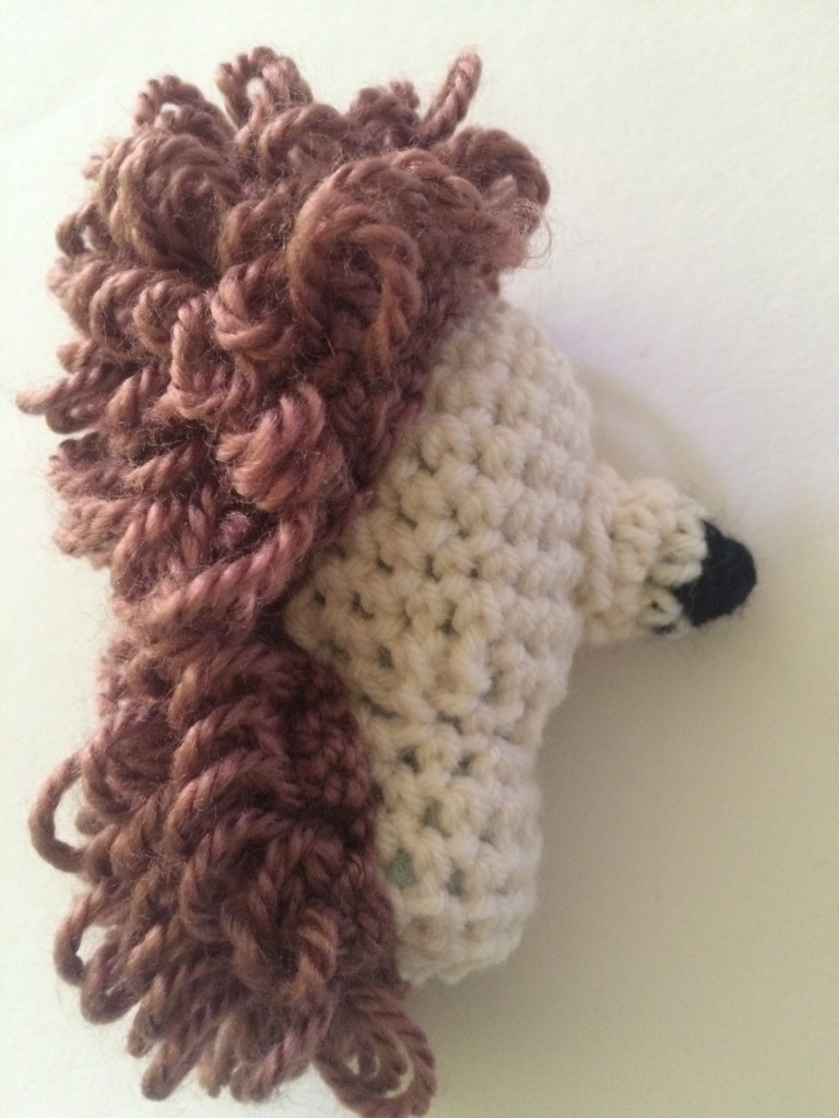 Blog-Inhaltsbild für 'Kostenlose Häkelanleitung - Igelchen Schlüsselanhänger-Taschenbaumler'