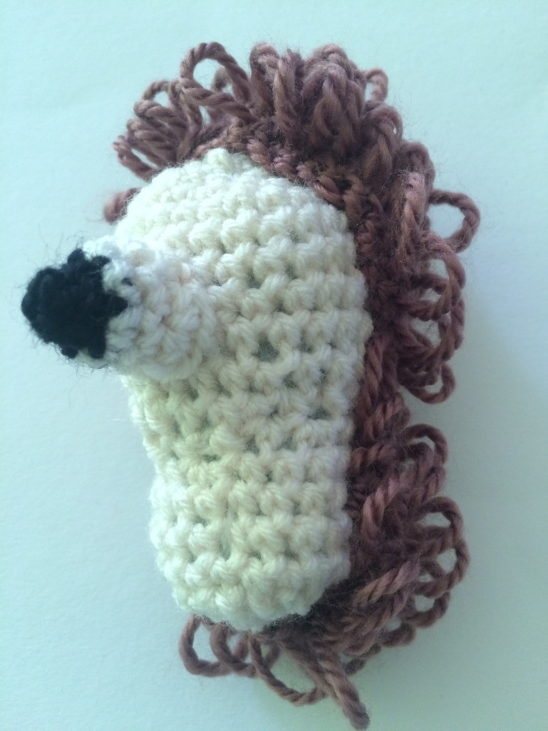 Blog-Inhaltsbild für 'Kostenlose Häkelanleitung - Igelchen Schlüsselanhänger-Taschenbaumler'