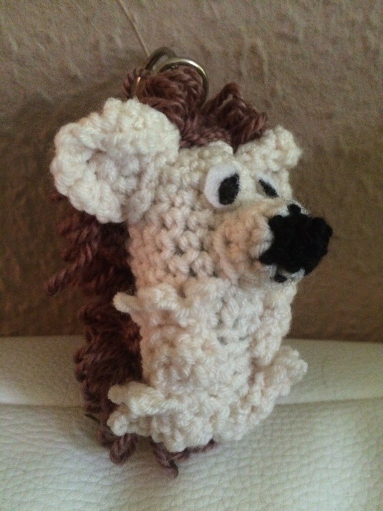 Blog-Inhaltsbild für 'Kostenlose Häkelanleitung - Igelchen Schlüsselanhänger-Taschenbaumler'