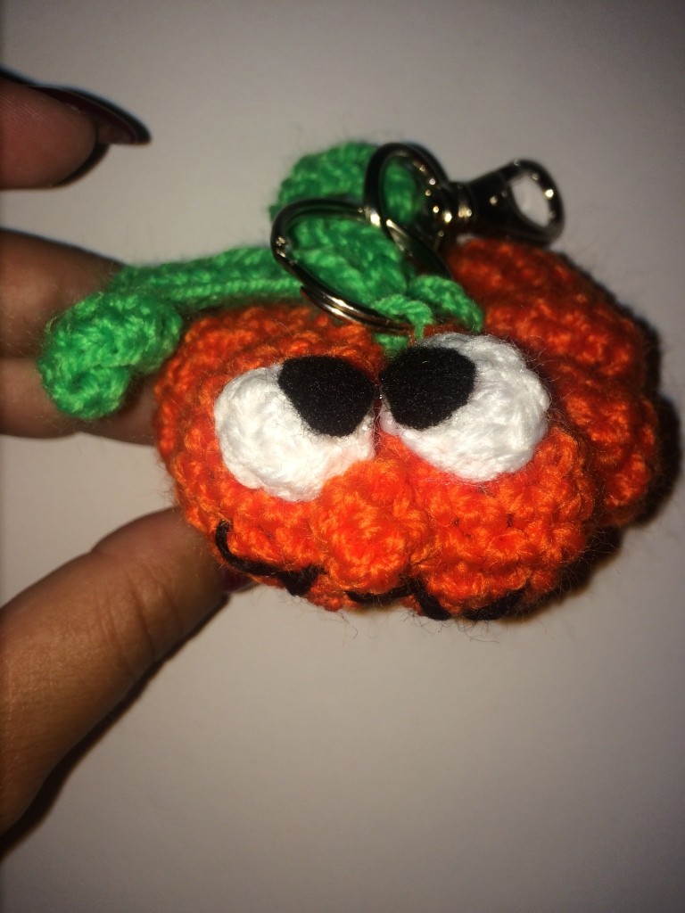 Blog-Inhaltsbild für 'Kostenlose Häkelanleitung - Kleiner Kürbis als Schlüsselanhänger oder Taschenbaumler'