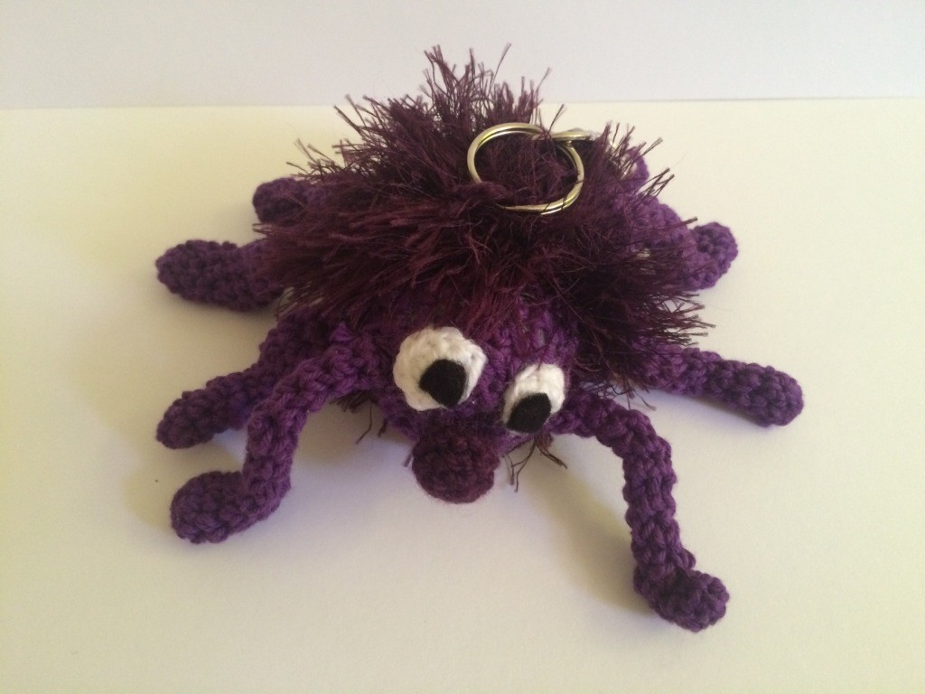Blog-Inhaltsbild für 'Kostenlose Häkelanleitung -  Kleine Spinne als Schlüsselanhänger - Taschenbaumler'