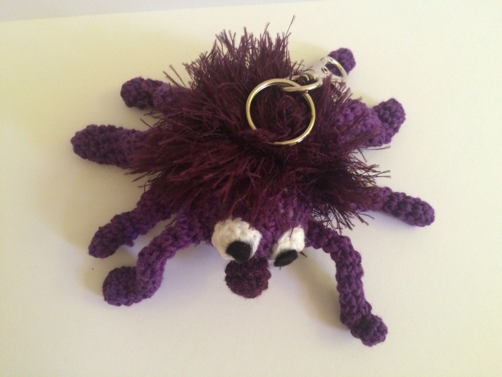 Blog-Inhaltsbild für 'Kostenlose Häkelanleitung -  Kleine Spinne als Schlüsselanhänger - Taschenbaumler'