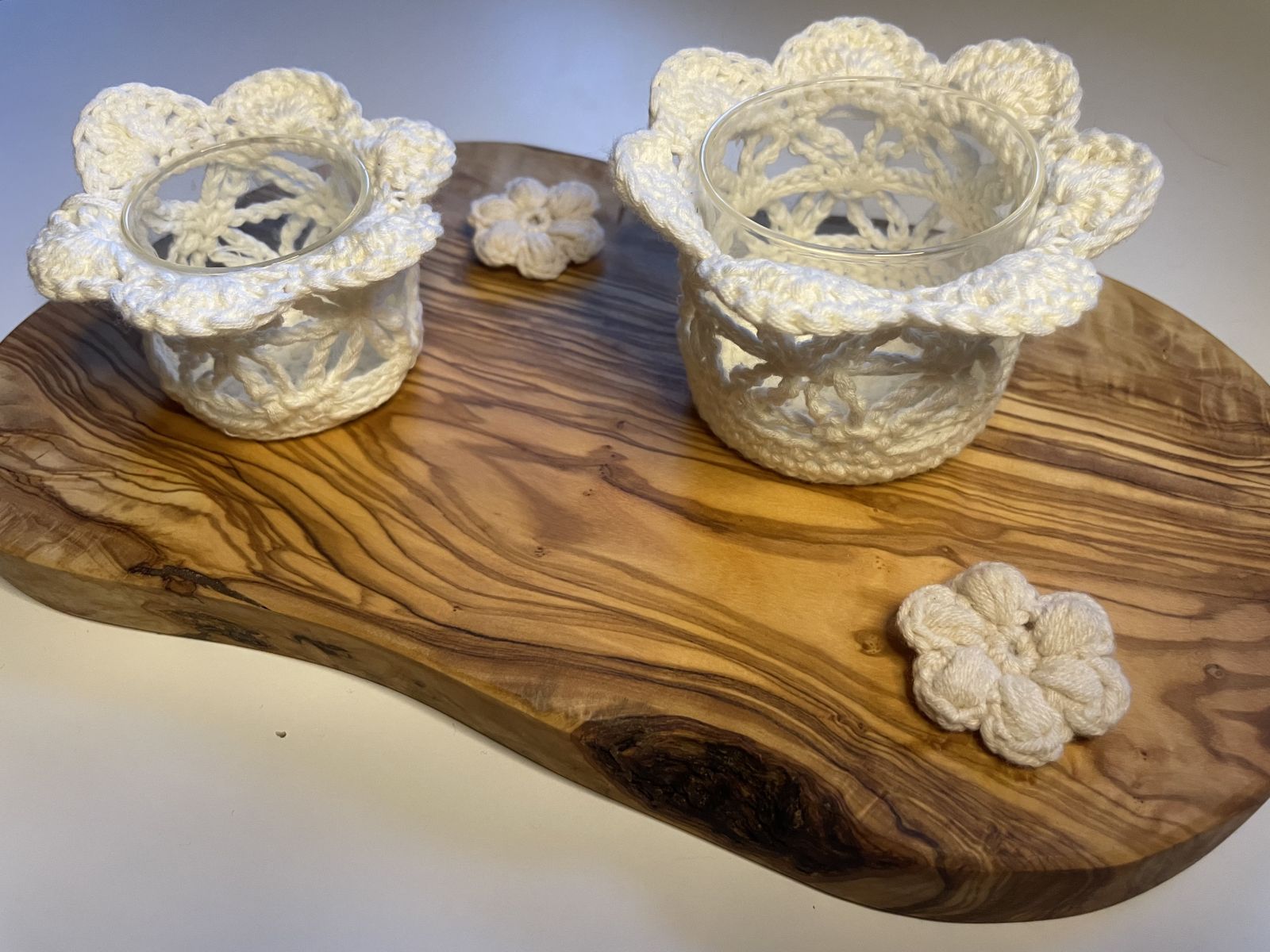 Blog-Inhaltsbild für 'Blüten-Teelichter häkeln: Sommerdeko mit Herz & Häkelhülle'