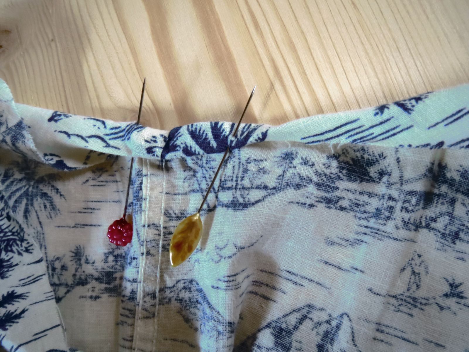 Blog-Inhaltsbild für 'UPCYCLING Projekt - Aus Herrenhemd schnell und einfach Einkaufsbeutel Einkaufstasche mit eingenähtem Beutel nähen ohne Schnittmuster firstloungeberlin'