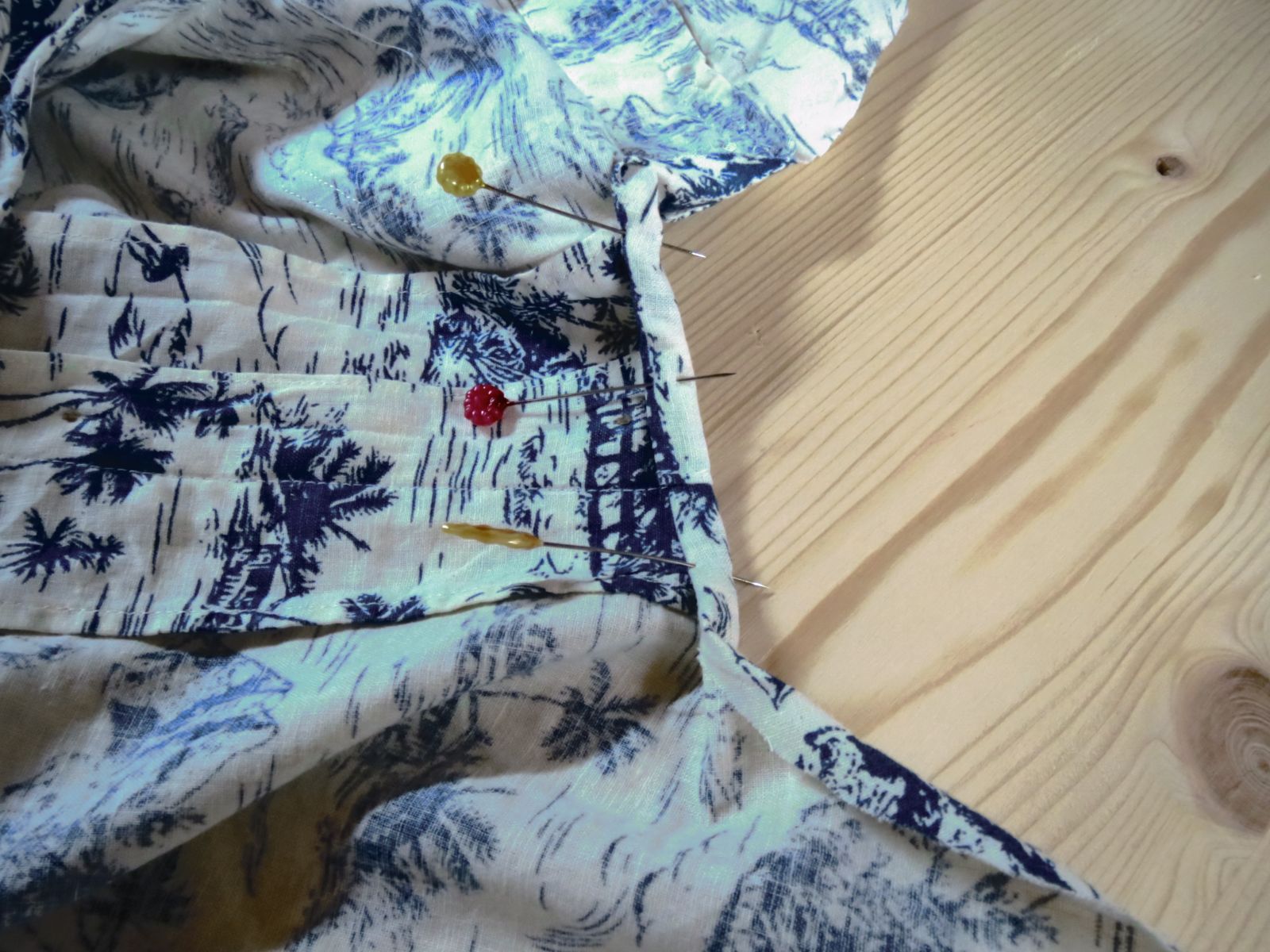 Blog-Inhaltsbild für 'UPCYCLING Projekt - Aus Herrenhemd schnell und einfach Einkaufsbeutel Einkaufstasche mit eingenähtem Beutel nähen ohne Schnittmuster firstloungeberlin'