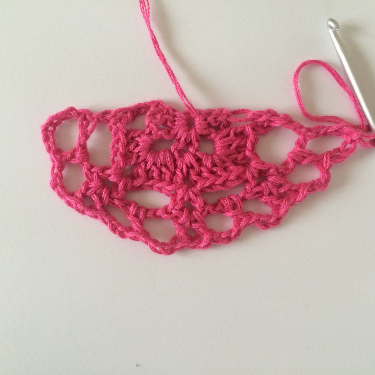 Blog-Inhaltsbild für 'Tuch Butterfly, kostenlose Häkelanleitung'