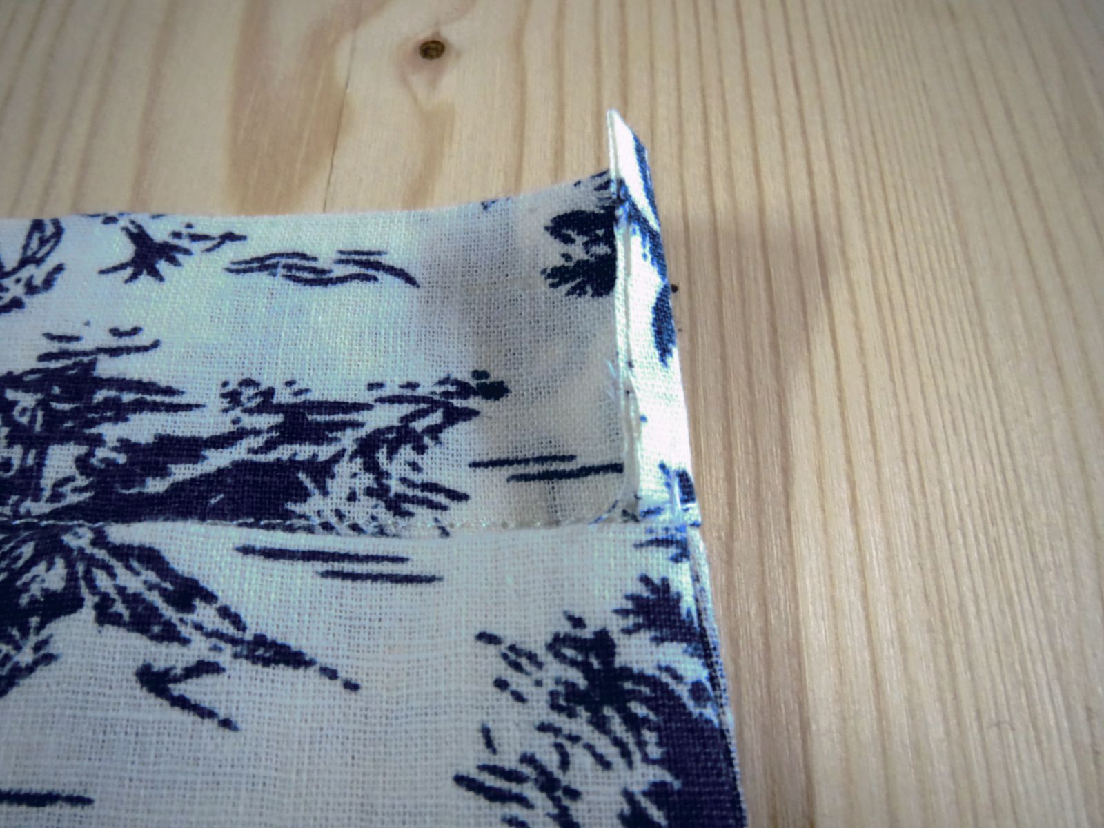 Blog-Inhaltsbild für 'UPCYCLING Projekt - Aus Herrenhemd schnell und einfach Einkaufsbeutel Einkaufstasche mit eingenähtem Beutel nähen ohne Schnittmuster firstloungeberlin'