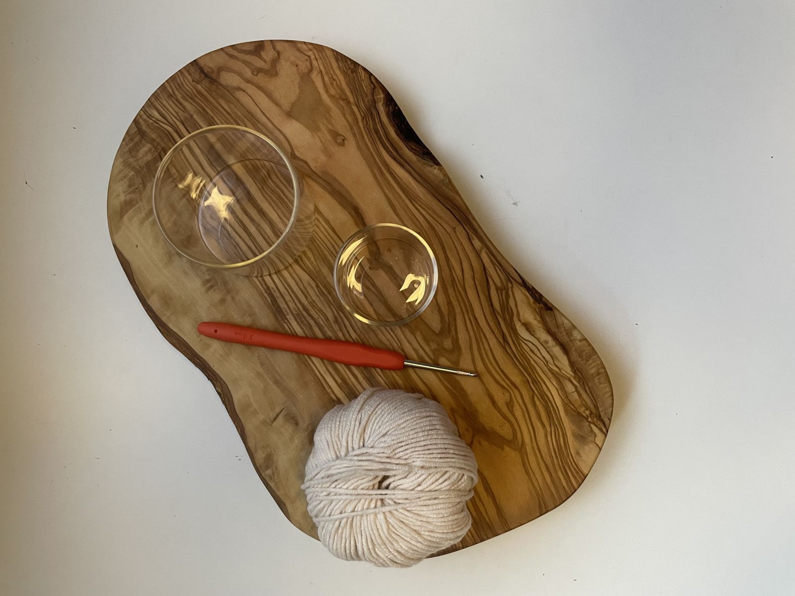 Blog-Inhaltsbild für 'Blüten-Teelichter häkeln: Sommerdeko mit Herz & Häkelhülle'